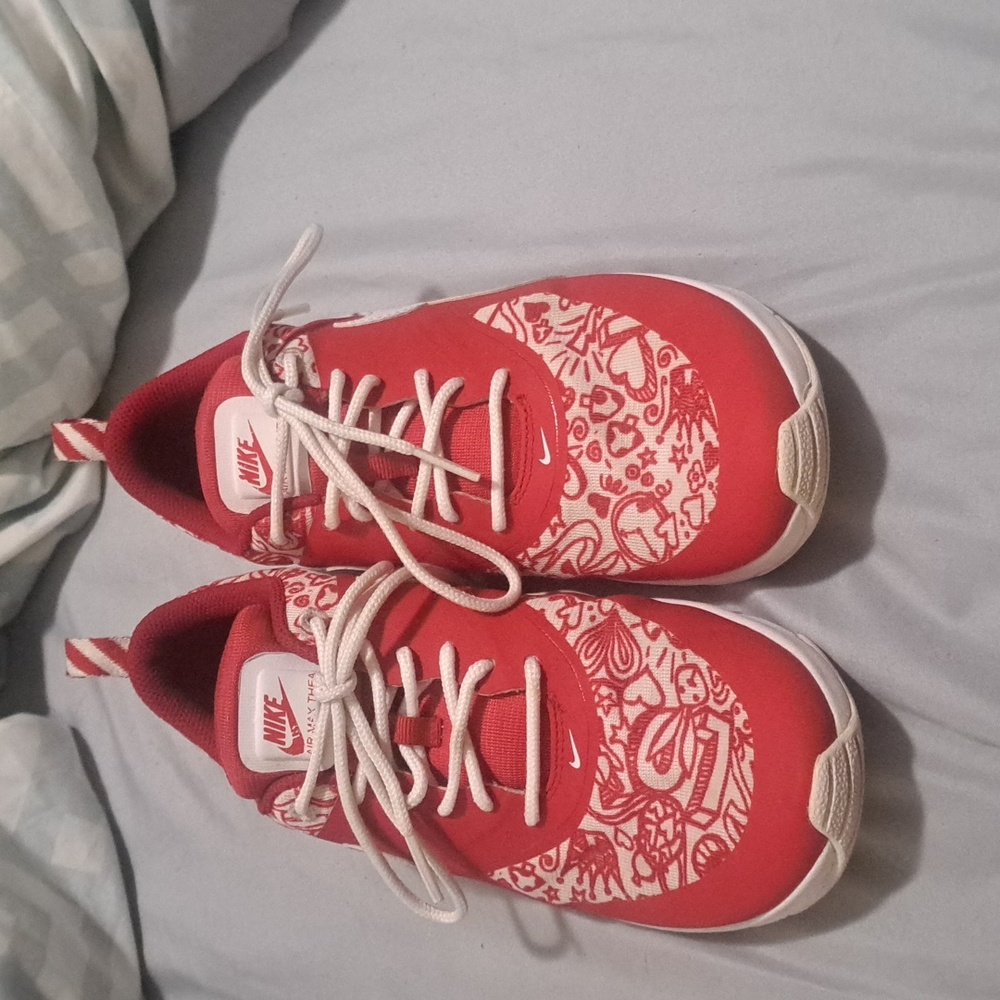 Girls nikes valentines day limited edition